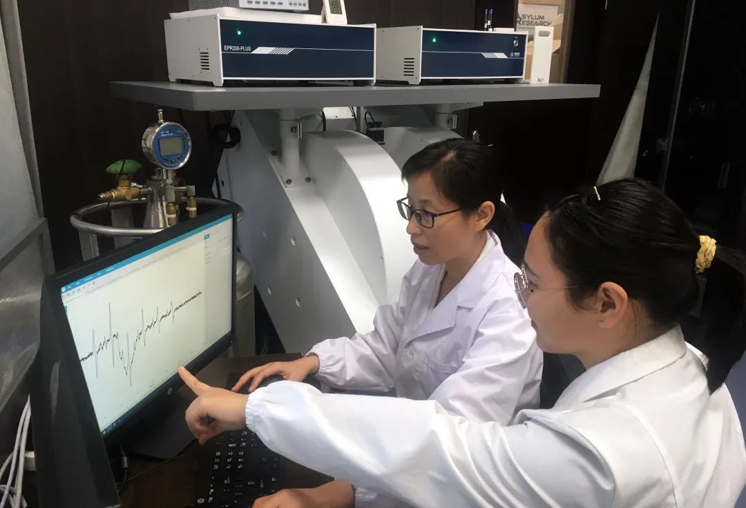 Professoren des Analyse- und Testzentrums der Universität Chongqing nutzten CIQTEK EPR-Spektroskopie für Testdienstleistungen