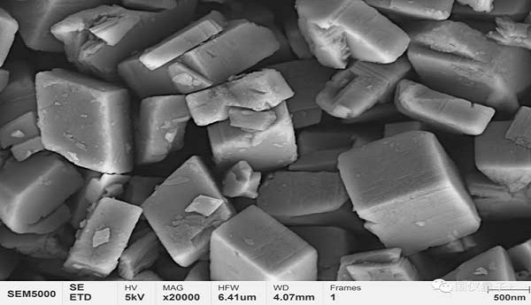 SEM5000 in Nano-Aluminiumoxid – Anwendungen der Rasterelektronenmikroskopie (REM).